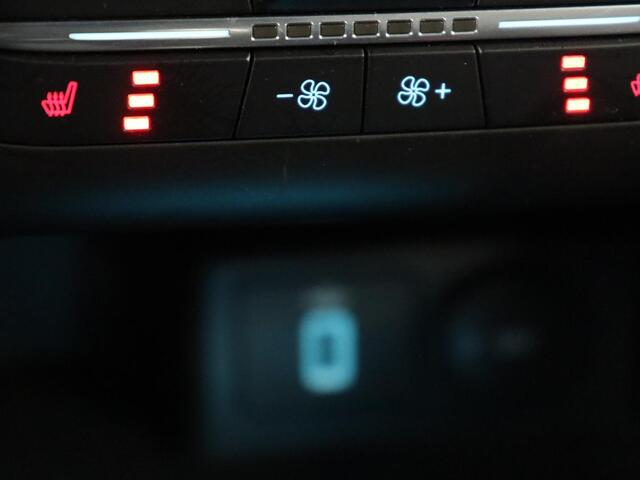 Ford FOCUS 1.0 EcoBoost ST Line | Panoramadak | Half leder | Trekhaak | Stoelverwarming | Carplay | Camera | Keyless | Navigatie | Climate control | Bluetooth | Parkeerhulp