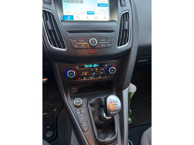 Ford FOCUS Wagon 1.0 Ecoboost ST-Line 125pk Trekhaak | Achteruitrijcamera | Apple Carplay / Android Auto | Winterpack | Climate control