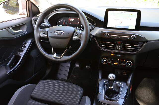 Ford FOCUS Wagon 1.0 EcoBoost Connected Navi/Pdc/Ecc/Stoel,ruit en stuurverwarming/Cr-Controle/Privacy-Glass/16-Inch Lmv/Achteruitrijcamera/Trekhaak