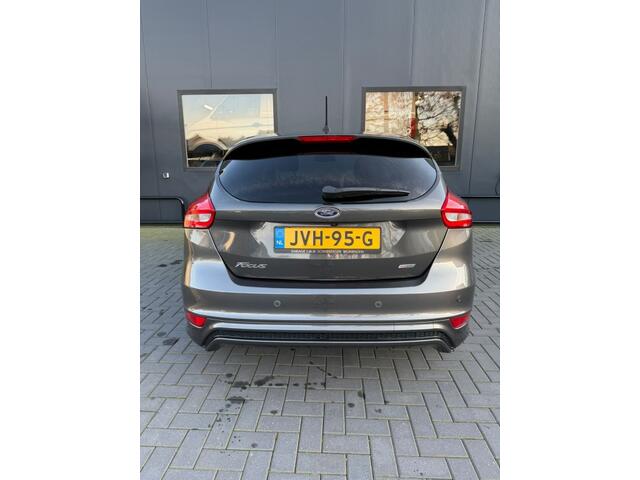 Ford FOCUS 1.0 First Edition ST-Line / Carplay / Navi / Cruise / Camera+PDC