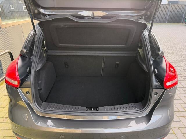 Ford FOCUS 1.0 First Edition ST-Line / Carplay / Navi / Cruise / Camera+PDC