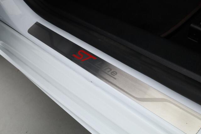 Ford FOCUS Wagon 1.0 EcoBoost ST Line | Winter Pack | Cruise Control | All Season | B&O | Apple CarPlay | Hill Hold | 17''