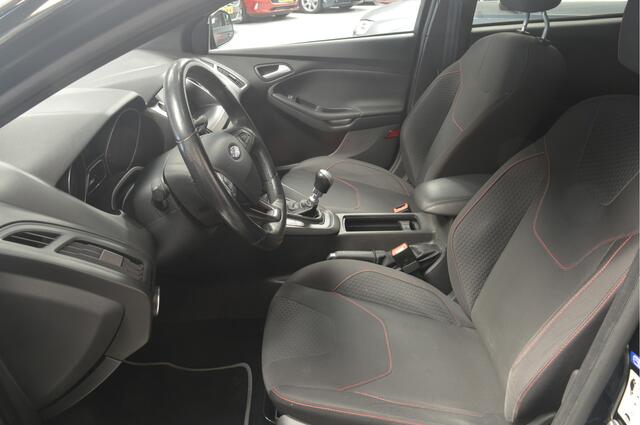 Ford FOCUS Wagon 1.0 ST-Line // 103.000 km // 140 pk // AIRCO // STUUR&STOELVERWARMING // NAVI // PDC //