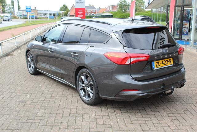Ford FOCUS Wagon 1.0-125pk EcoBoost ST-Line AUTOMAAT ! Heel erg nette en goed onderhouden Ford Focus ST-Line wagon automaat. Volautm. airco dual, stoel-, stuur- en voorraamverw., camera, trekhaak, navigatie, telefoonvoorb., LM wln, cruise cntrl, skiluik etc., etc...