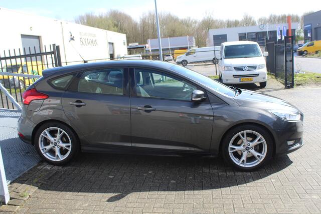 Ford FOCUS 1.0 Lease Edition Cruise control/Navigatie/Bluetooth/Parkeersensoren achter/Climate control/Elektrische ramen