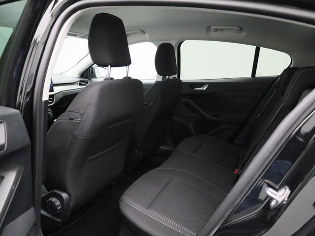 Ford FOCUS 1.0 EcoBoost Hybrid Titanium | Climate Control / ECC | Licht metalen velgen 16 inch | Cruise control | Navigatie | LED koplampen | Park Distance Control voor en achter |