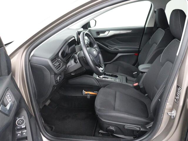 Ford FOCUS 1.0 EcoBoost Titanium | Stoelverwarming | Trekhaak | Adaptive cruise | Carplay | Keyless | Navigatie | Parkeerhulp | Stuurverwarming | Climate control | Getint glas