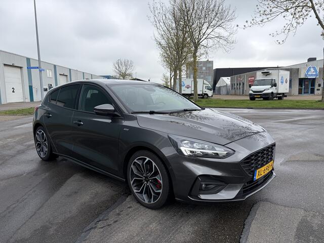 Ford FOCUS 1.0i EcoBoost ST Line Business 6-Bak 126 PK. Prachtige en als nieuw rijdende auto !!! BTW-auto !!