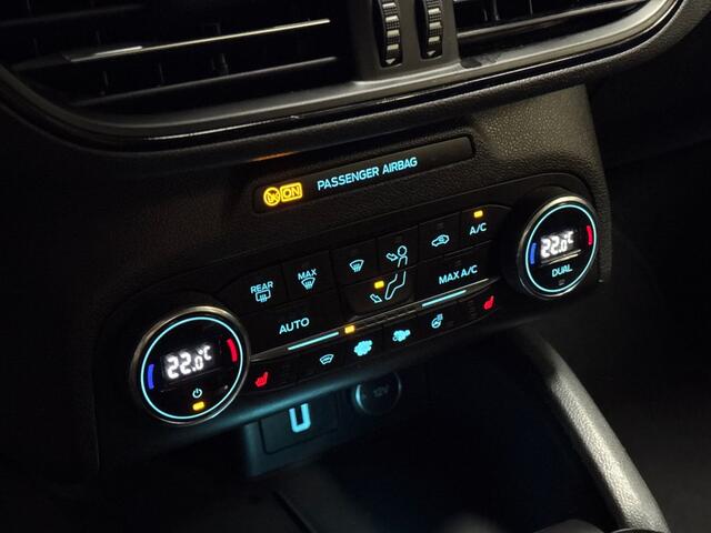 Ford FOCUS 1.0 EcoBoost ST Line (APPLE CARPLAY, GROOT NAVI, CLIMATE, STUUR/STOELVERWARMING, KEYLESS, SPORTSTOELEN, PARKEERSENSOREN, LM VELGEN, CRUISE, NIEUWSTAAT)