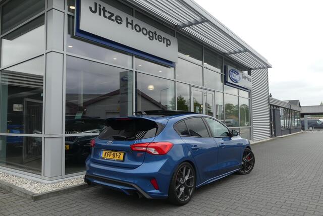 Ford FOCUS 2.3 EcoBoost ST-3 PERFORMANCE PACK, H&R, PANO, HUD, WINTER PACK, ADAPT. CRUISE, CLIMA, NAVI, APPLE CARPLAY/ANDROID AUTO, KEYLESS, B&O, ELEKT. STOELEN, ADAPT. DEMPING SYSTEEM, 96.530KM