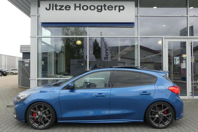Ford FOCUS 2.3 EcoBoost ST-3 PERFORMANCE PACK, H&R, PANO, HUD, WINTER PACK, ADAPT. CRUISE, CLIMA, NAVI, APPLE CARPLAY/ANDROID AUTO, KEYLESS, B&O, ELEKT. STOELEN, ADAPT. DEMPING SYSTEEM, 96.530KM