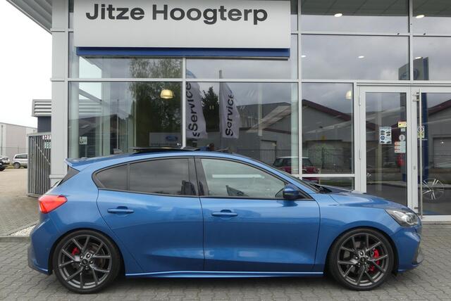 Ford FOCUS 2.3 EcoBoost ST-3 PERFORMANCE PACK, H&R, PANO, HUD, WINTER PACK, ADAPT. CRUISE, CLIMA, NAVI, APPLE CARPLAY/ANDROID AUTO, KEYLESS, B&O, ELEKT. STOELEN, ADAPT. DEMPING SYSTEEM, 96.530KM