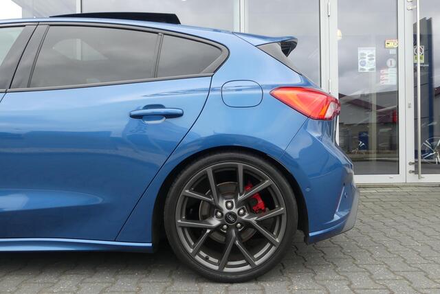 Ford FOCUS 2.3 EcoBoost ST-3 PERFORMANCE PACK, H&R, PANO, HUD, WINTER PACK, ADAPT. CRUISE, CLIMA, NAVI, APPLE CARPLAY/ANDROID AUTO, KEYLESS, B&O, ELEKT. STOELEN, ADAPT. DEMPING SYSTEEM, 96.530KM
