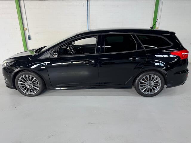 Ford FOCUS 1.5 Benzine ST-LINE / 117573 km / Trekhaak / PDC / LED / Navi / Stoelverwarming / Parkassist.
