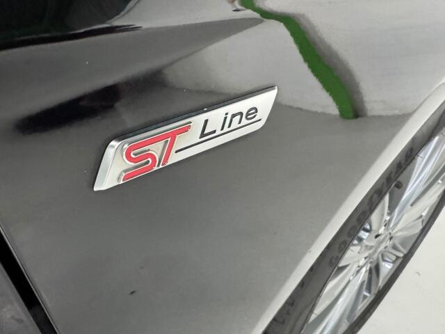 Ford FOCUS 1.5 Benzine ST-LINE / 117573 km / Trekhaak / PDC / LED / Navi / Stoelverwarming / Parkassist.