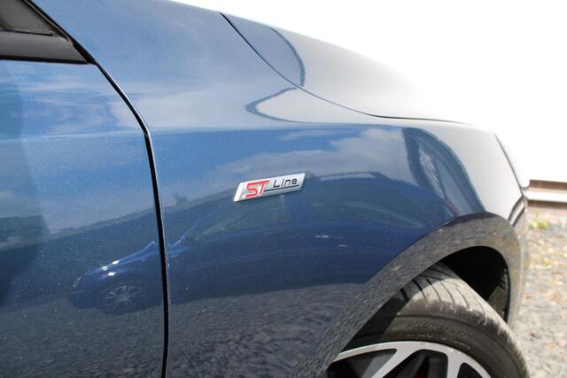 Ford FOCUS 1.5 EcoBoost ST Line Business Automaat, Trekhaak, LED, 18" LM velgen
