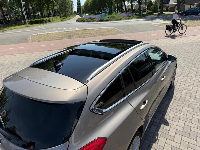 Ford FOCUS Wagon 1.5 AUT Vignale | Open dak | Trekhaak |
