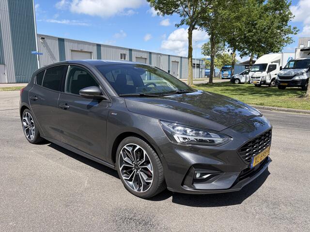 Ford FOCUS 1.0i EcoBoost ST Line Business 6-Bak 126 PK. Zeer mooie en als nieuw rijdende auto van de eerste eigenaar !!! Alle keuringen toegestaan !!