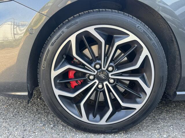 Ford FOCUS Wagon 1.5 ST-Line // NAVI // CAMERA // B&O AUDIO // ELEK. TREKHAAK // CRUISE CONTROL // HEAD UP DISPLAY //