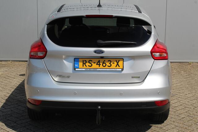 Ford FOCUS 1.0-125pk Titanium. Uiterst nette Ford Focus, slechts 54.000km ! Autm. airco dual, trekhaak, cruise control, navigatie, telefoonnvoorb., metallic lak, LM wielen, camera, parkeersensoren v+a, parkeerassistent etc.