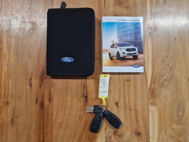 Ford KUGA 1.5 EcoBoost *ST Line* Leder/Alcantara / Apple-Carplay / Xenon / Trekhaak / Navigatie / Camera / Cruise Control / ECC Clima / 18"LMV