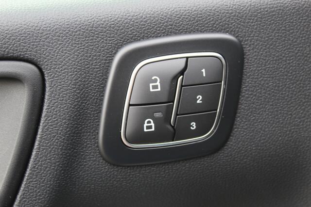 Ford KUGA 2.5-243pk PHEV ST-Line X. 2100kg trekgewicht ! Nieuw Model ! Van ¤. 54.937,- voor ¤. 43.735,- ! Trekgewicht van 2.100kg ! Elektr. verstelb. AGR stoelen voor, Stoel-, stuur-, voorraam- en achterbank verwarming, Elektr. panorama/schuif-kanteldak , Trekhaak 