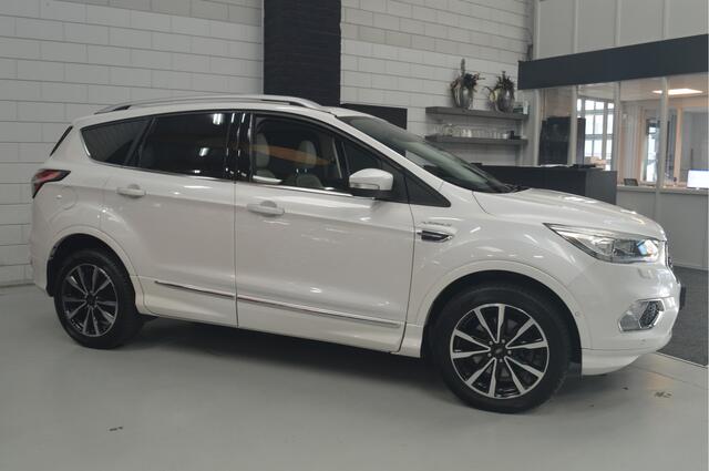 Ford KUGA 1.5 EcoBoost Vignale // PANO // CAMERA // TREKHAAK // 4x4 // STUUR&STOELVERWARMING // BOMVOL //