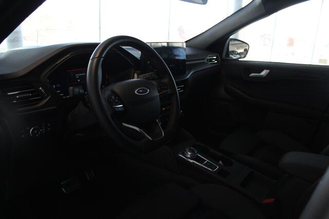 Ford KUGA 2.5-243pk PHEV ST-Line X. Van ¤. 54.937,- voor ¤. 43.735,- Trekgewicht van 2.100kg ! Elektr. panodak., elektr. trekhaak, stoel-, stuur- en voorraamverw., 360gr. Camera, HUD, AppleCarplay/Androidauto, Elektr. verstelb. comfortstoelen, LED verl.