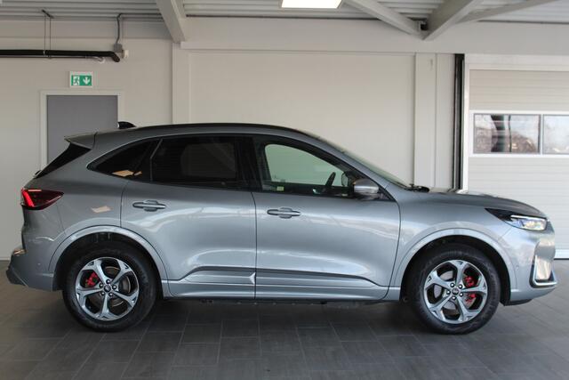 Ford KUGA 2.5-243pk PHEV ST-Line X. Van ¤. 54.937,- voor ¤. 43.735,- Trekgewicht van 2.100kg ! Elektr. panodak., elektr. trekhaak, stoel-, stuur- en voorraamverw., 360gr. Camera, HUD, AppleCarplay/Androidauto, Elektr. verstelb. comfortstoelen, LED verl.