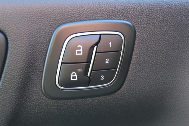 Ford KUGA 2.5-243pk PHEV ST-Line X. Van ¤. 54.937,- voor ¤. 43.735,- Trekgewicht van 2.100kg ! Elektr. panodak., elektr. trekhaak, stoel-, stuur- en voorraamverw., 360gr. Camera, HUD, AppleCarplay/Androidauto, Elektr. verstelb. comfortstoelen, LED verl.