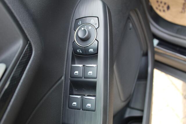 Ford KUGA 2.5-225pk Plug-in Hybrid ST-Line X. Hybride rijden voor een reële prijs ! Adaptive Cruise Control, Stoel- en voorraamverwarming, Climate Control, Metallic lak, Camera v+a, Elektr. achterklep, Side- en lane assist etc.