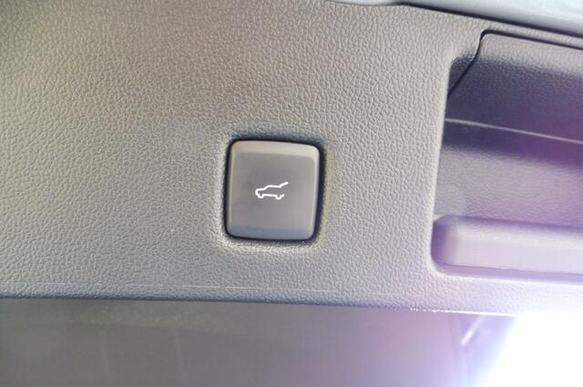 Ford KUGA 150pk ST-Line X Panodak Trekhaak 1.800kg en alle Packs nw. 50.000,-