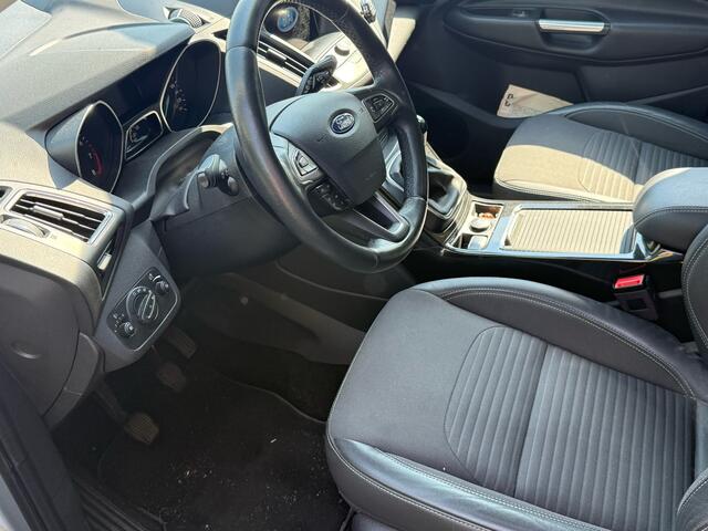 Ford KUGA 1.5 150 pk Titanium Navigatie, lederen bekl, trekhaak, centr. vergr.