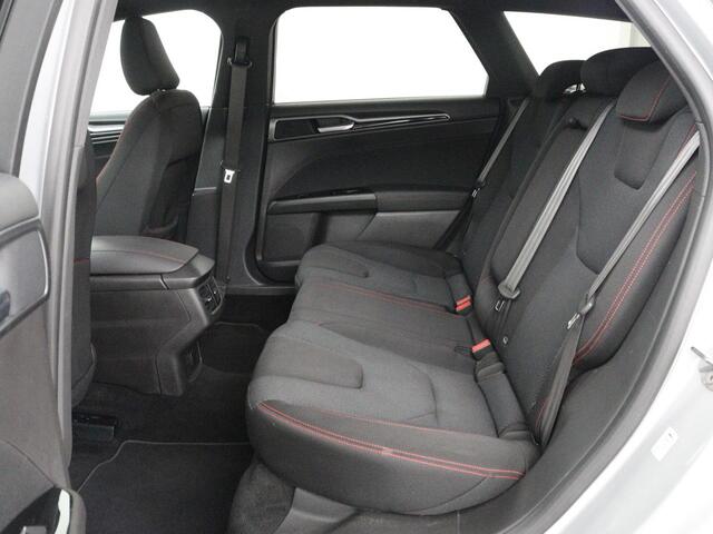 Ford MONDEO 1.5 ST Line | Trekhaak | Stoelverwarming | Keyless | Carplay | Navigatie | Stuurverwarming | Park Assist | Sfeerverlichting | DAB | Climate control | Bluetooth | Cruise control | Origineel NL