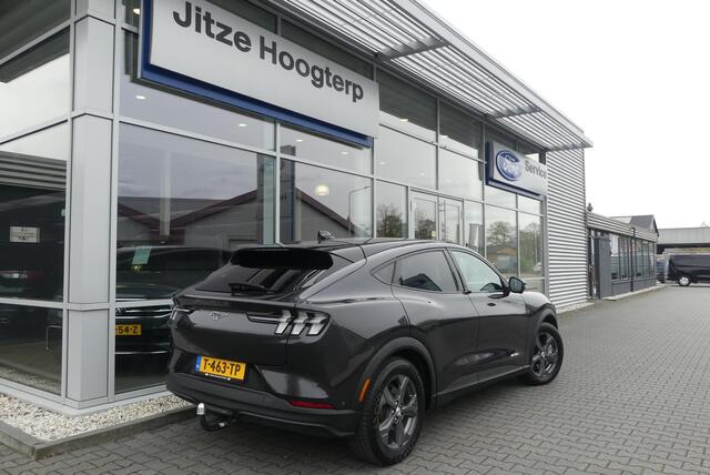Ford MUSTANG Mach-E Extended Premium RWD 98 kWh TREKHAAK AFNEEMBAAR (1.000KG), PANO, 360° CAMERA, MEMORY, WINTER PACK, ADAPT. CRUISE, CLIMA, NAVI, PDC V&A, APPLE CARPLAY/ANDROID AUTO, BLIS, KEYLESS, B&O, ELEKT. ACHTERKLEP, ELEKT. PASSAGIERSSTOEL, 38.851KM