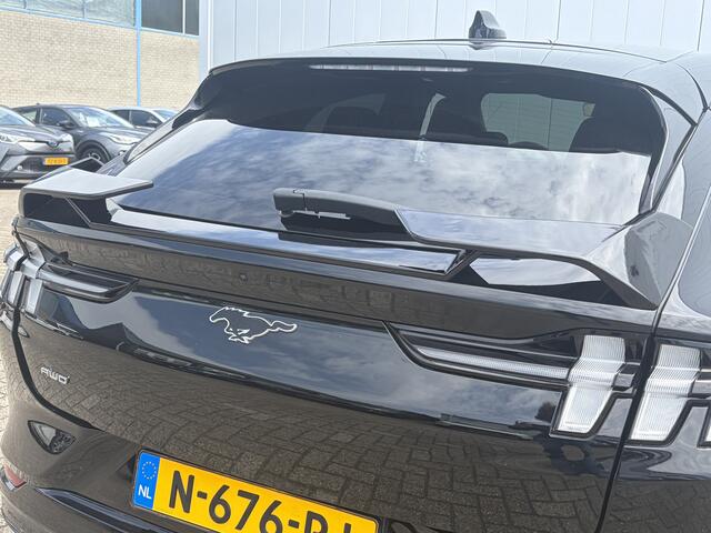 Ford MUSTANG Mach-E Extended AWD 98 kWh Trekhaak Pano NL Auto Leer 360cam Let op het gaat hier om een consignatie auto, graag van te voren bellen voor een proefrit