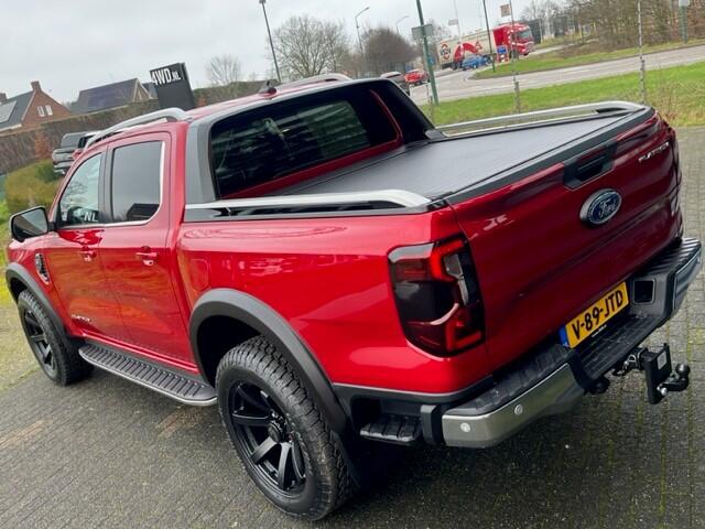 Ford RANGER 3.0 V6 AUT DIESEL EURO 6 BPM VRIJ 2024 GRIJS KENTEKEN 3500 KG TREKHAAK ¤ 63.900 EXCL Ideale grijskenteken 4X4 , bpm vrij voor de ondernemer 250 PK mag 3500 kg trekken . platinum uitvoering afgebeelde RAPTOR PACK is tegen meerprijs verkrijgbaar LAGE TARIEF