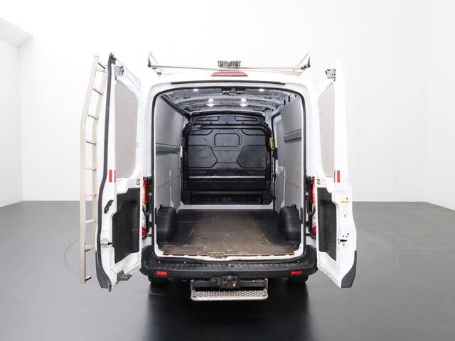 Ford TRANSIT 2.0TDCi 130PK L3H2 Imperiaal | Trekhaak | Navigatie | Airco | Cruise | Betimmering | 3-Persoons