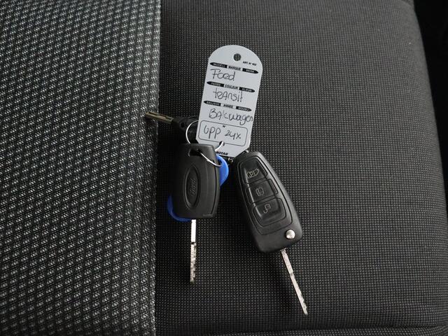 Ford TRANSIT 2.0TDCI Bakwagen+Laadklep | Airco | Cruise | 3-Persoons