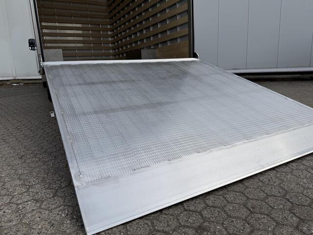 Ford TRANSIT 350 2.0 TDCI L4H1 Trend Skeletal | Uit voorraad leverbaar | Karhof Gesloten bak + Overloopklep Kenteken 2024 | Bluetooth | Cruise Control | Voorruitverwarming | Laadvermogen 1200KG + |