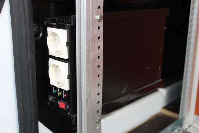 Ford TRANSIT 290 2.0-105pk TDCI L2H2 Ambiente. Compleet ingerichte Ford Transit ! Camera, pdc v+a, airco, ladder achterd., opstaptrede met trekhaak, imperiaal met ladder, omvormer naar 220V, etc etc.