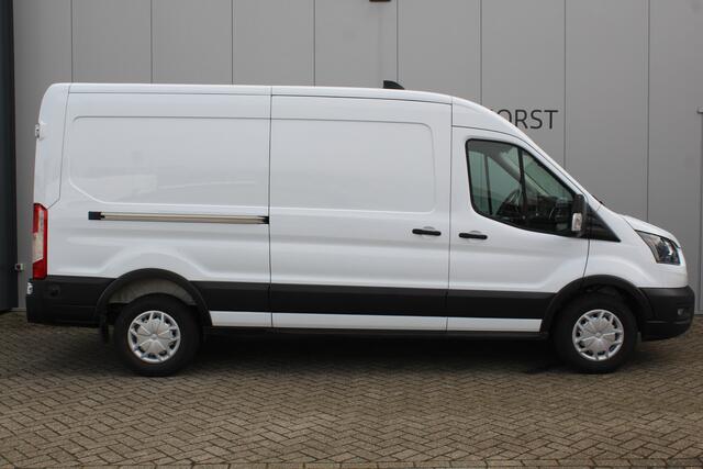 Ford TRANSIT 350 2.0-130pk TDCI L3H2 Trend. Nette bedrijfswagen die u nog jaren van dienst kan zijn ! Volledige fotoreportage volgt na poetsen. Airco, cruise cntrl, camera, pdc v+a, stoel-, spiegel- en voorraamverw., navigatie, telefoonvoorb., boordcomputer, armsteun