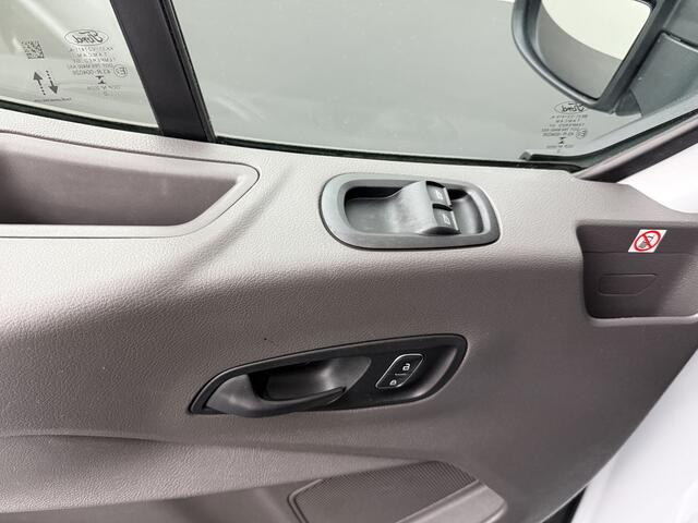 Ford TRANSIT 2.0TDCI 130PK L3H2 Business | 2500Kg Trekhaak | Navigatie | Multimedia | Airco | Cruise | 3-Zits