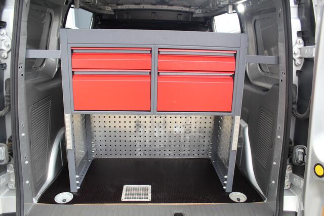 Ford TRANSIT CONNECT 1.5-120pk EcoBlue L2 Trend / 8traps-AUTOMAAT ! Erg nette Ford Transit Connect, laadruimte v.v. van een praktisch inbouw. Autm. airco dual, 3-zits, metallic lak, pdc v+a, Apple carplay, schuifdeur li+re, navigatie, cruise cntrl, stoelverwarming, camera etc