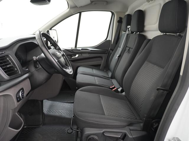 Ford TRANSIT CUSTOM 280 2.0TDCI 130PK L1H1 3-Persoons Apple Carplay Android Auto Airco Trekhaak Camera Cruise Control Pdc Voorruitverwarming Trend Regen-Lichtsensor Betonplex Vloer Wandbetimmering Schuifdeur Euro 6 385NM Koppel Zeer Compleet!