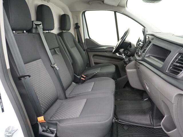 Ford TRANSIT CUSTOM 280 2.0TDCI 130PK L1H1 3-Persoons Apple Carplay Android Auto Airco Trekhaak Camera Cruise Control Pdc Voorruitverwarming Trend Regen-Lichtsensor Betonplex Vloer Wandbetimmering Schuifdeur Euro 6 385NM Koppel Zeer Compleet!