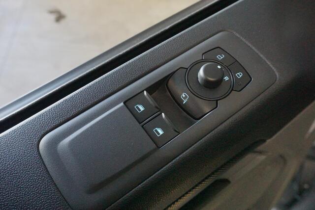 Ford TRANSIT CUSTOM 300 2.0 TDCI L2H1 Trend Nieuw Model Automaat Airco Navigatie PDC V&A Camera Trekhaak