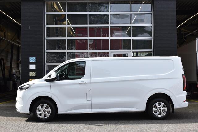 Ford TRANSIT CUSTOM E-Transit 340 L2H1 Limited 65kWh 136pk! Achteruijrijcam. / Trekhaak+2300kg Trekgewicht / Clima / Stoelverw+Stoelverw+Voorruitverw. / Lichtmetaal / Direct leverbaar / 0,99% Fin lease