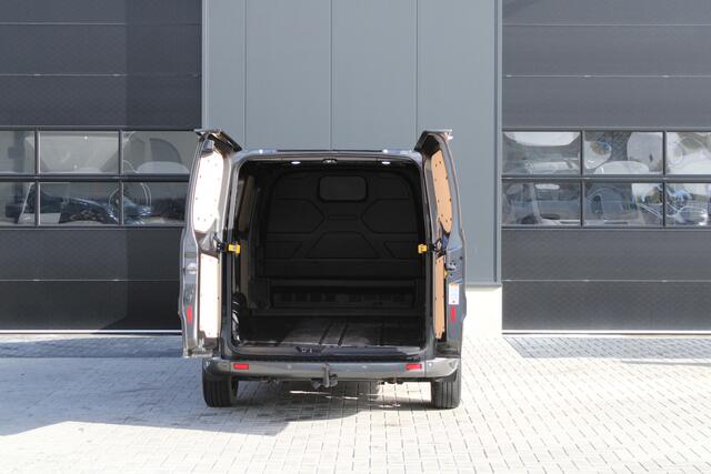 Ford TRANSIT CUSTOM 320 2.0 TDCI L2H1 Sport 185pk - ACC - Trekhaak - Navi - Camera - Stoelverwarming - Blind spot - Xenon - Rijklaar