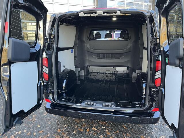 Ford TRANSIT CUSTOM 320 2.5 PHEV L2H1 Black Platinum Dubbele Cabine 233pk Aut / 5 Pers. / 2250kg Trekgewicht / 1100kg Laadvermogen / Vol. Leder / Glaslookpanelen / Privacy Glass / Adapt. Cruise control!